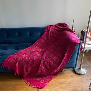 Soft Knit Patterned Fringed Throw Blanket in Pink